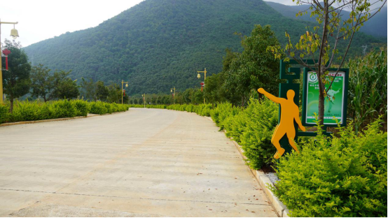 云南省宾川县：“小步道”走出“大健康”