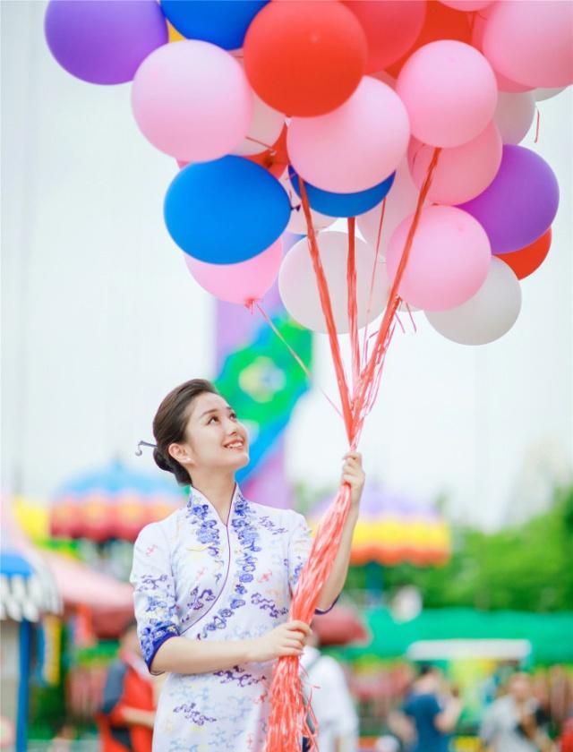 空姐一袭旗袍秀，复古又优雅，大气宏伟！让世