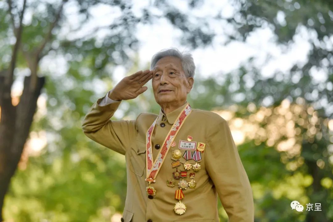 他四次参加国庆大典，勋章无数，却忘不了朝鲜战场上的一袋水果糖