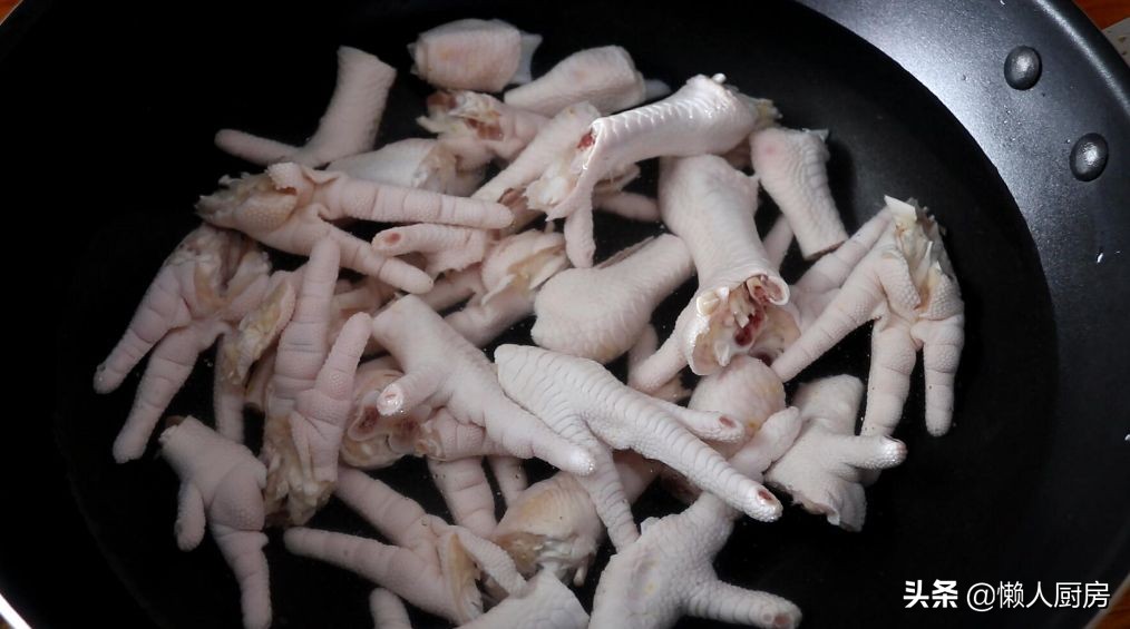 这是鸡爪的新做法，配上一点酸菜，开胃下饭，酥烂脱骨