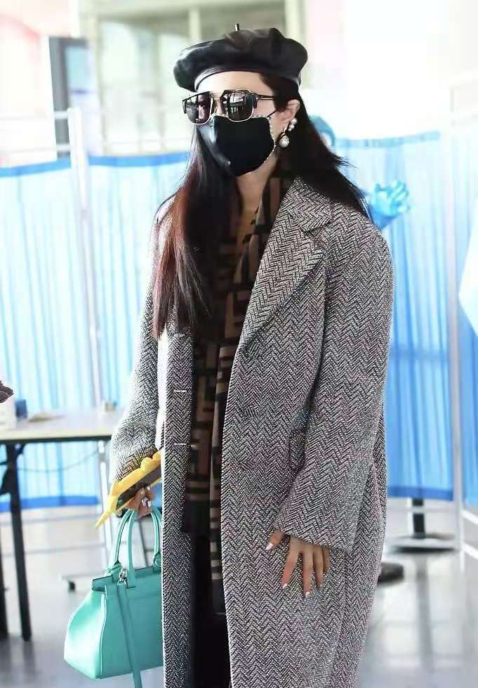 范冰冰真大气！穿大衣配水钻鞋高调走机场，直