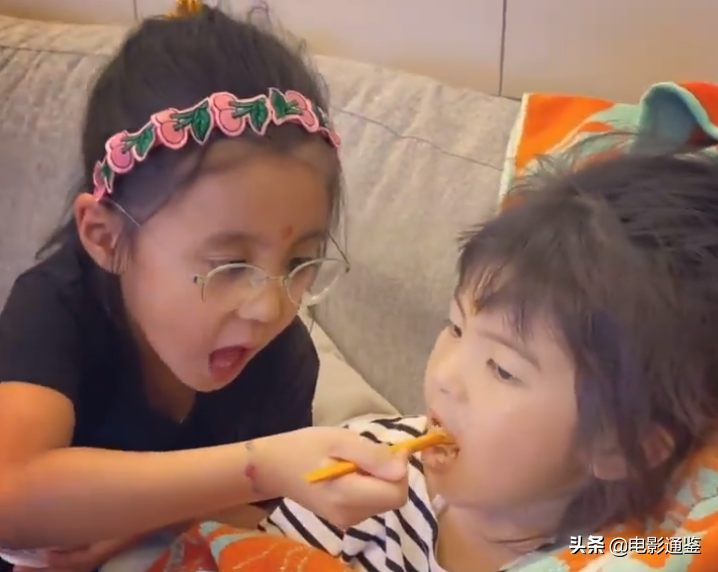 漂亮姐妹花！ 咘咘波妞穿同款衣服合影，這顏值不當童星可惜了