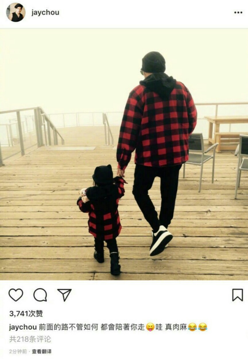 周杰伦时隔4年再晒父女牵手照，海瑟薇身高瞩目，时髦气质似昆凌