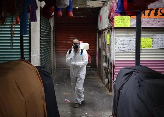 美国人怒了！送葬车装尸袋齐上阵围堵白宫，示