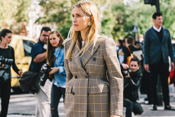 复古风今年强势来袭，款式百搭的格纹裤“卷土