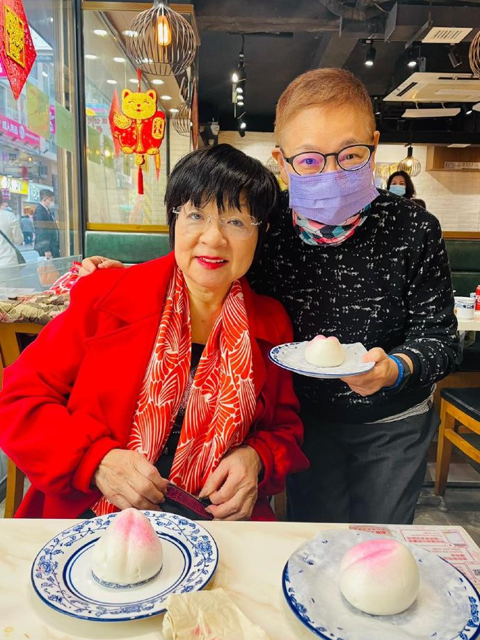 古天乐妈妈罕露面，获佘诗曼妈妈庆祝生日，打