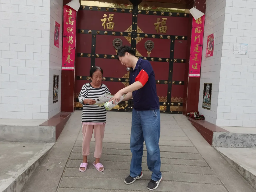 渭南市中心血站开展扶贫帮困送“文化墙”活动