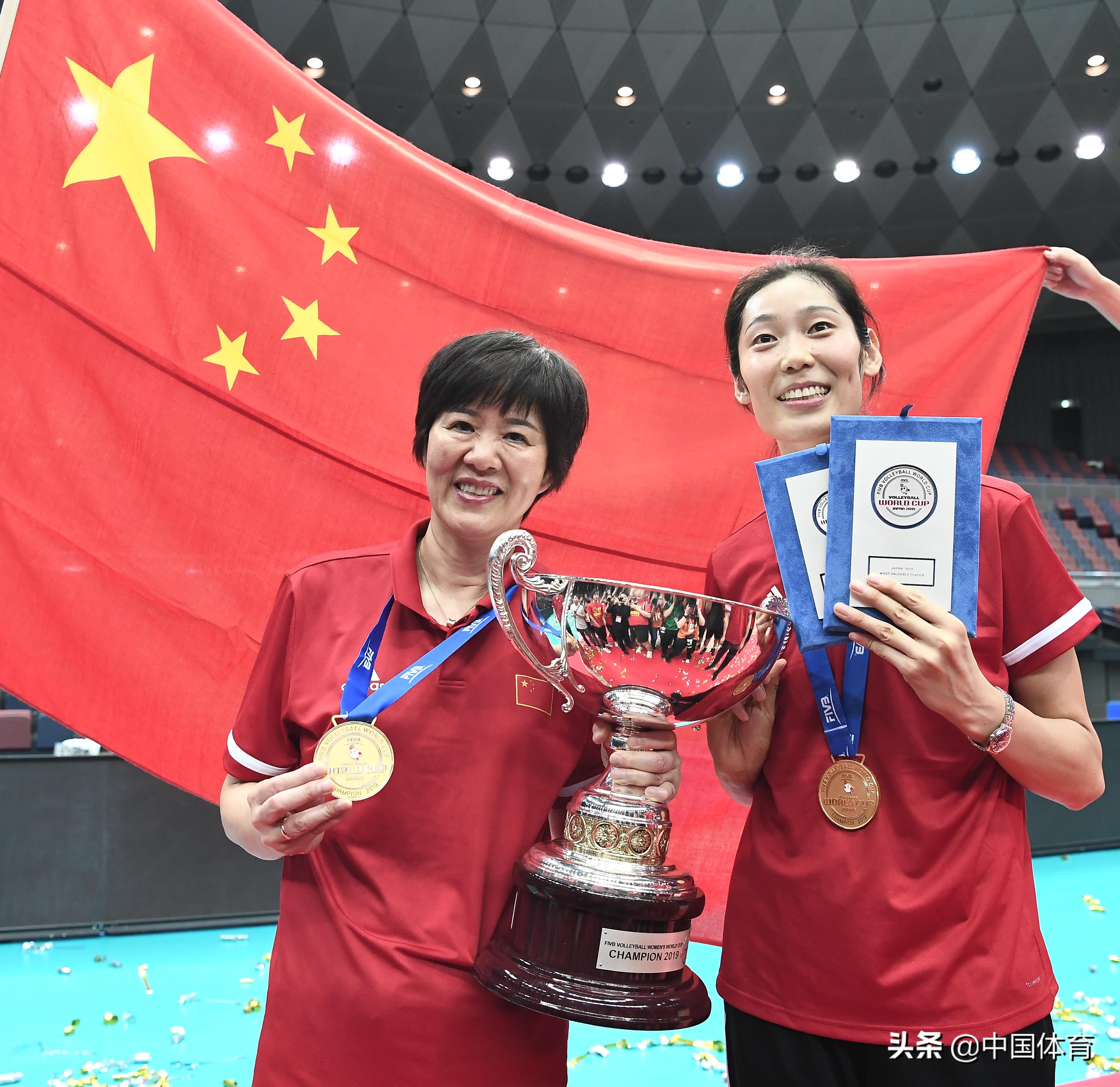 2019女排世界杯颁奖仪式,中国女排姑娘举起冠军奖杯