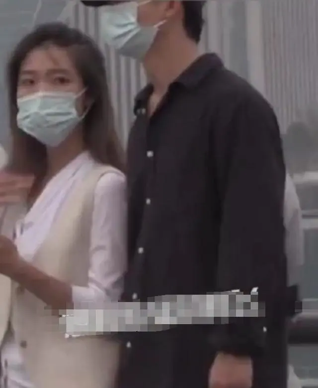 黄轩官宣恋情！被拍立马承认有担当，神秘女友长相清秀