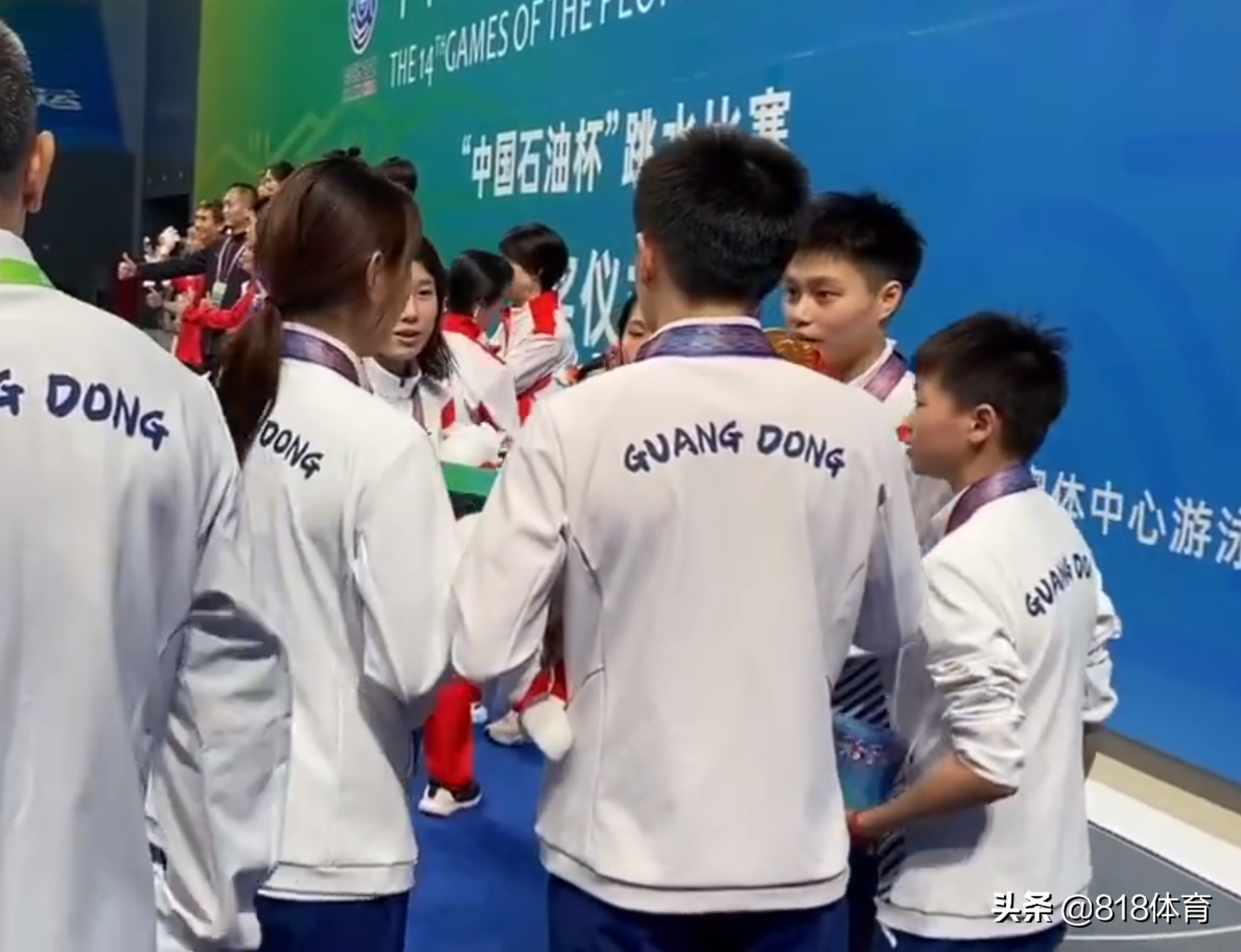 姐妹情深!全红婵闹脾气拿吉祥物抽陈艺文,师姐上演摸头杀一脸宠溺