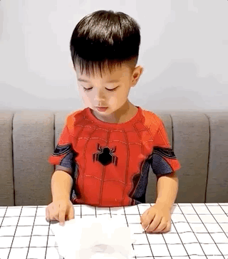 胡杏兒老公曬長子變魔術，奕霆戲精上身超愛演，大眼睛靈動顏值高