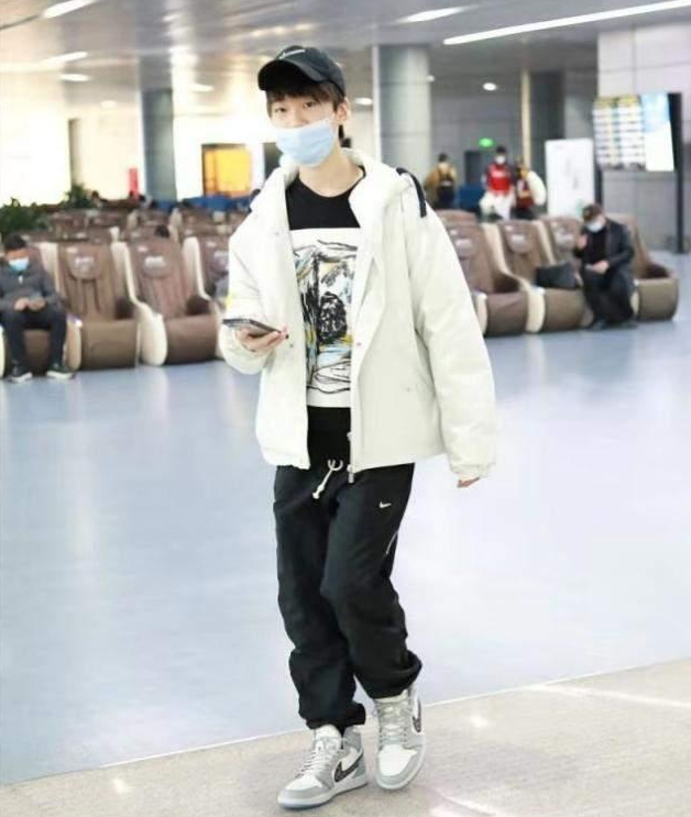 13岁天天与张亮同框，身高接近1米8，穿西服颜值