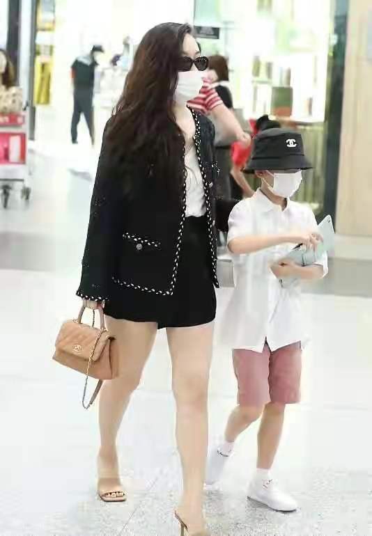 霍思燕一家高调现身！杜江穿错衣服变大妈，嗯哼戴2千帽子真阔气