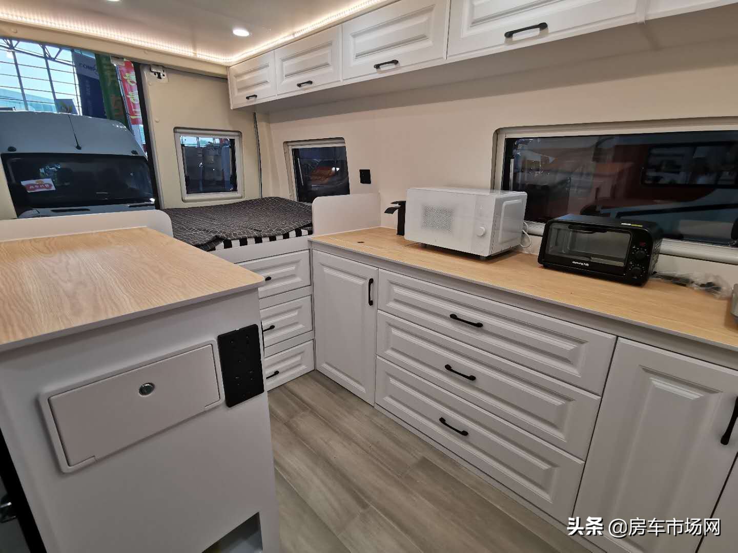 脑洞大开车友的个性定制版房车！要大空间没有卫浴间，能工作生活