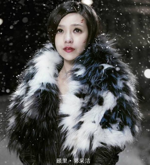 杨幂重回小时代拍摄地，白到发光发量剧增？网友：离婚后越发年轻