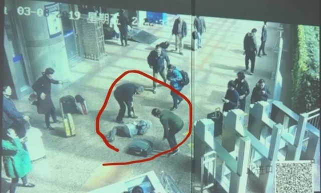 女子被行李箱绊倒，15天后去世，家属起诉箱子主人索赔62万