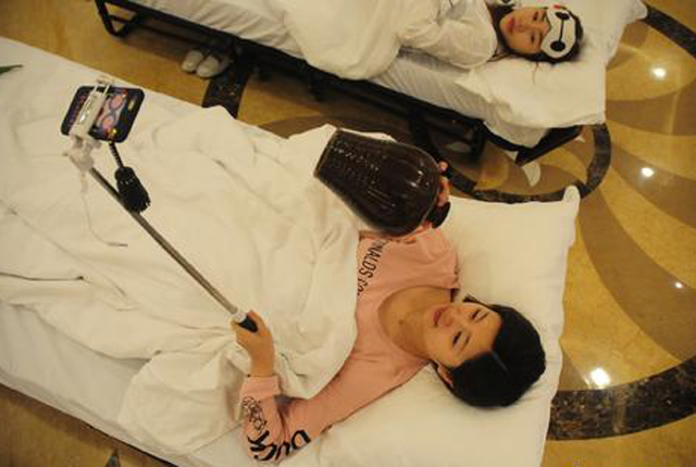 直播睡觉“赚钱”、“哄”人睡觉还赚钱！年轻人的消费观怎么了？