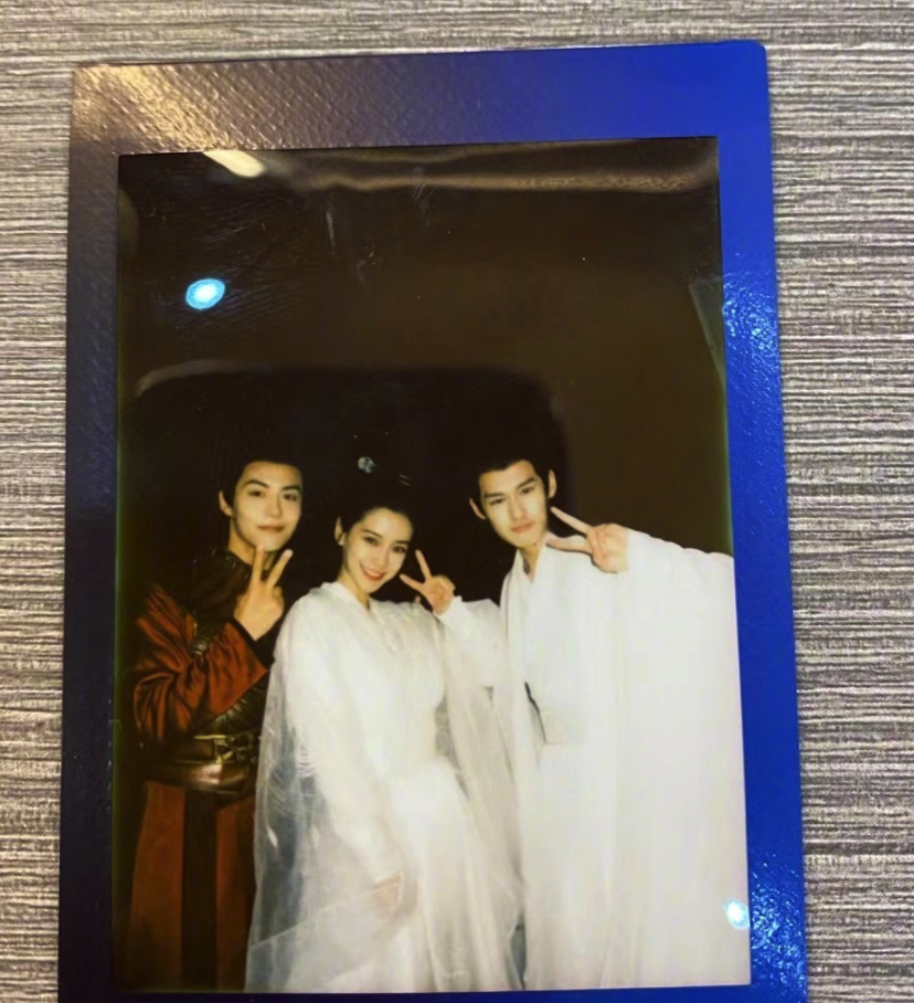 baby不避嫌？与男星贴身拍照状态佳，黄晓明刚回爱巢力破婚变