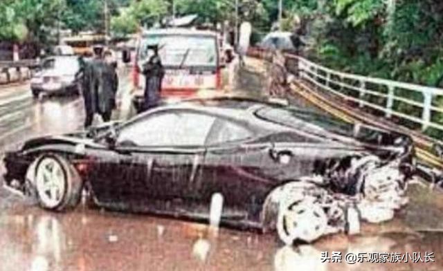 她25岁去世后没多久，父亲因公殉职哥哥去世母亲