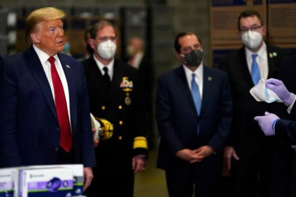 特朗普让医护人员迎战病毒，勇做逆行者，自己