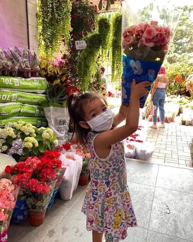 霍启刚抱女儿坐地铁感受生活，三岁霍中妍越长越美太像奶奶朱玲玲
