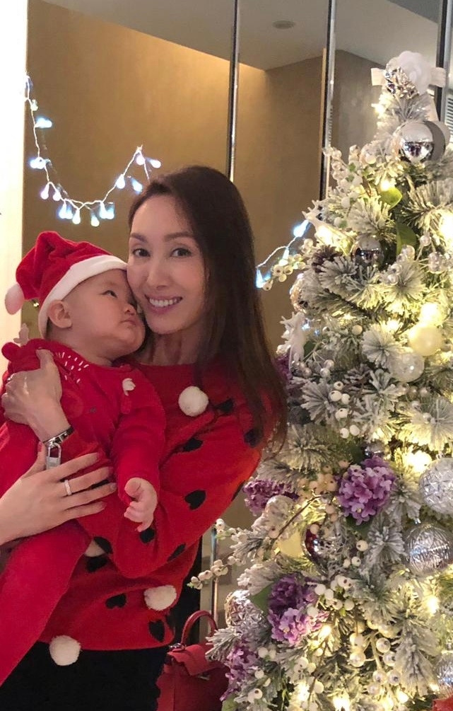 郭可盈曬照為女兒慶生，以維港為背景秀豪宅，熊黛林倆娃可愛出鏡