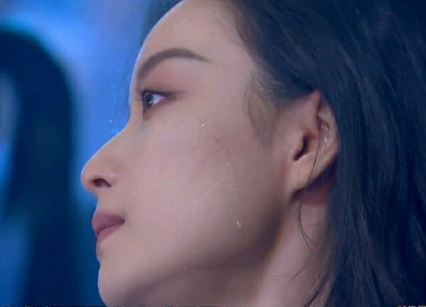 倪妮仙女落泪上热搜，意识到眼泪掉下来，抬头歪向眼尾，妆没花