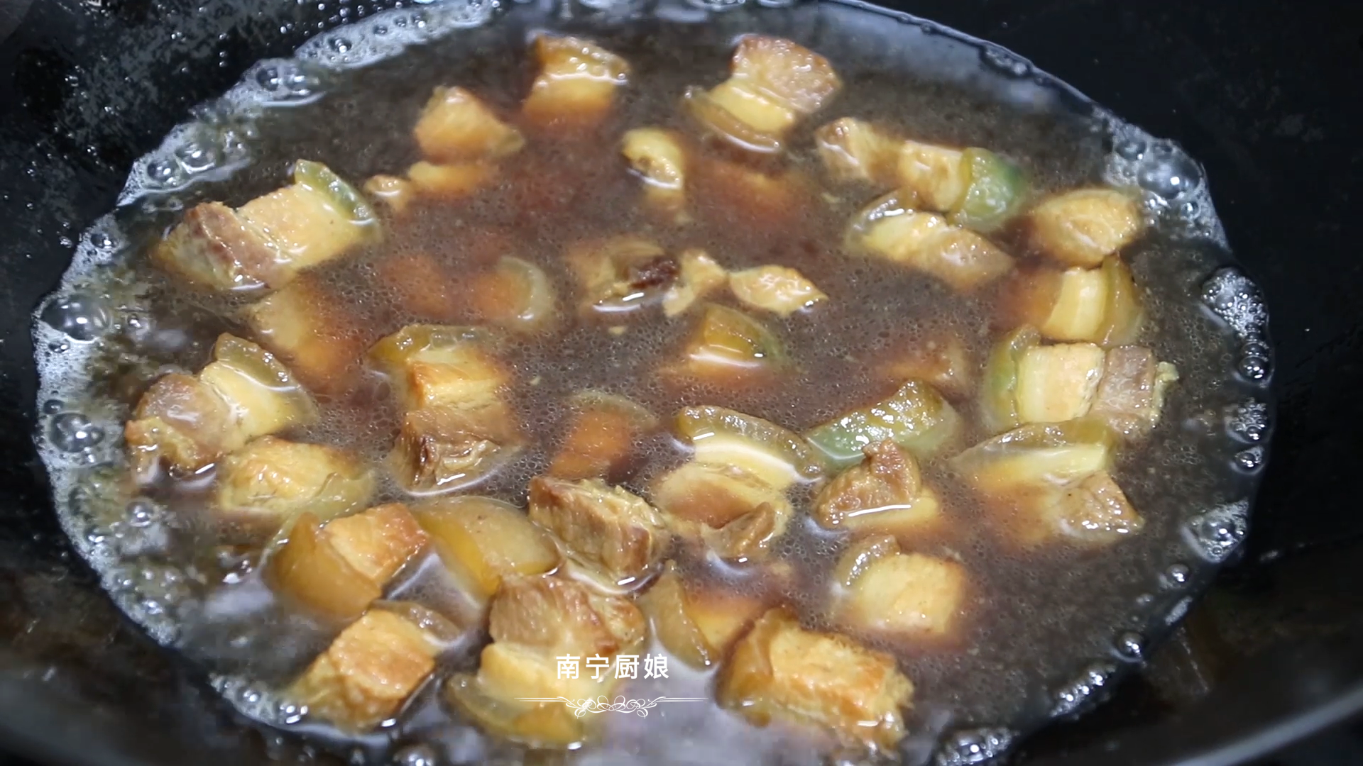 做紅燒肉時，焯水和直接燉都不對，大廚教你正確做法，軟糯還不膩