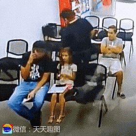 搞笑gif神评:快打开窗,让我进去避避雨