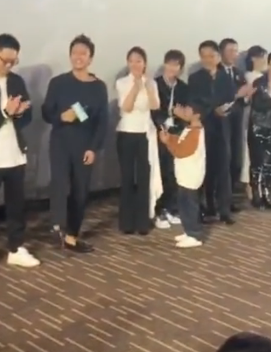 邓超在线追星，晒与杨紫合照调侃从小看杨紫戏长大，网友：屁