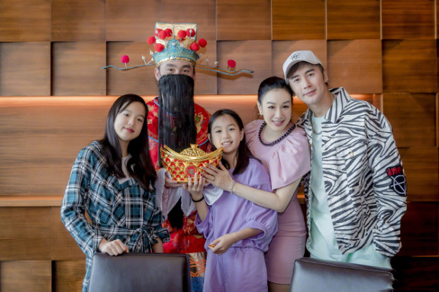 張倫碩花錢買二女兒秘密惹哭對方，曬與妻女合照秀幸福被喊話道歉