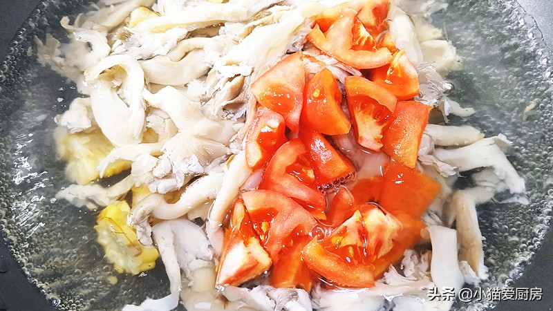 图片[2]-蘑菇别炒着吃了 用西红柿和丸子一起做汤 营养开胃又暖和-起舞食谱网