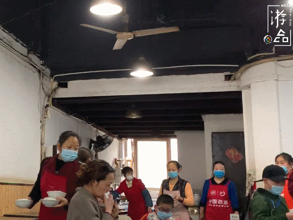 重庆江北的难吃老字号？脏乱差的聚园面馆，为何受人追捧？