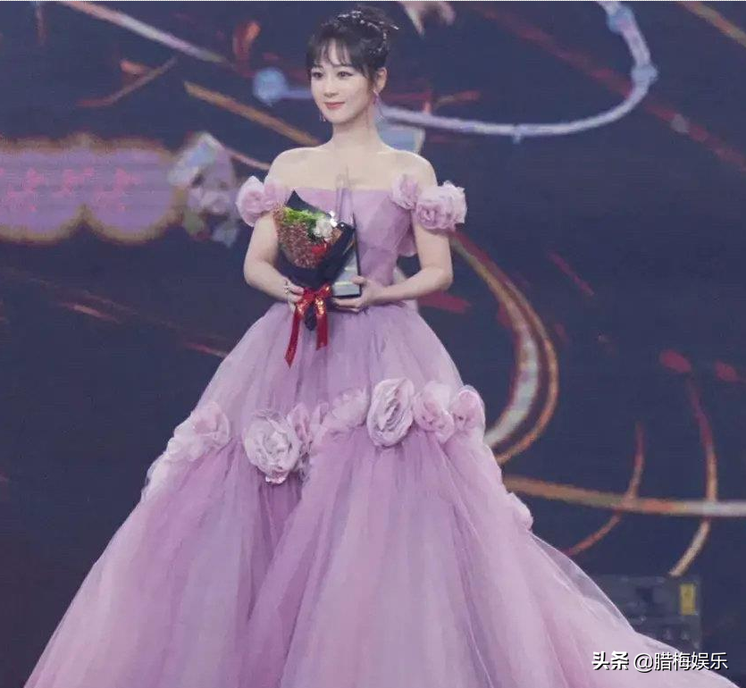 杨紫终于减肥成功，天鹅颈和直角肩都有了，路