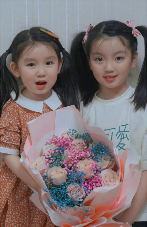 阿拉蕾8歲近照曝光，扎高高雙馬尾超可愛，肉嘟嘟臉蛋瘦出尖下巴