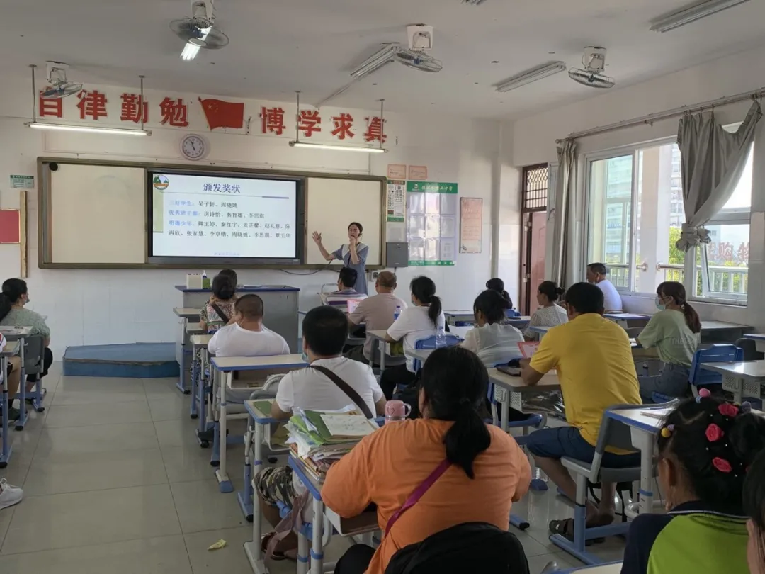 桂林市穿山中學(xué)舉行2021年春季學(xué)期散學(xué)典禮(圖21) 桂林市穿山中學(xué)舉行2021年春季學(xué)期散學(xué)典禮(圖21)