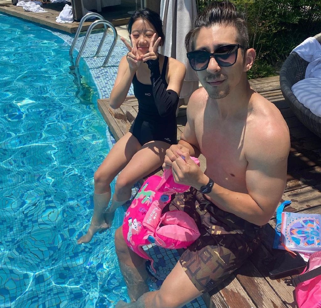 贾静雯晒女儿近照，咘咘BO妞开心展示自画像，画风清奇人更可爱