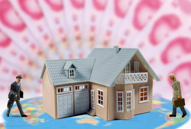 夫妻两人退休金共4000元，有三套房和80万存款，