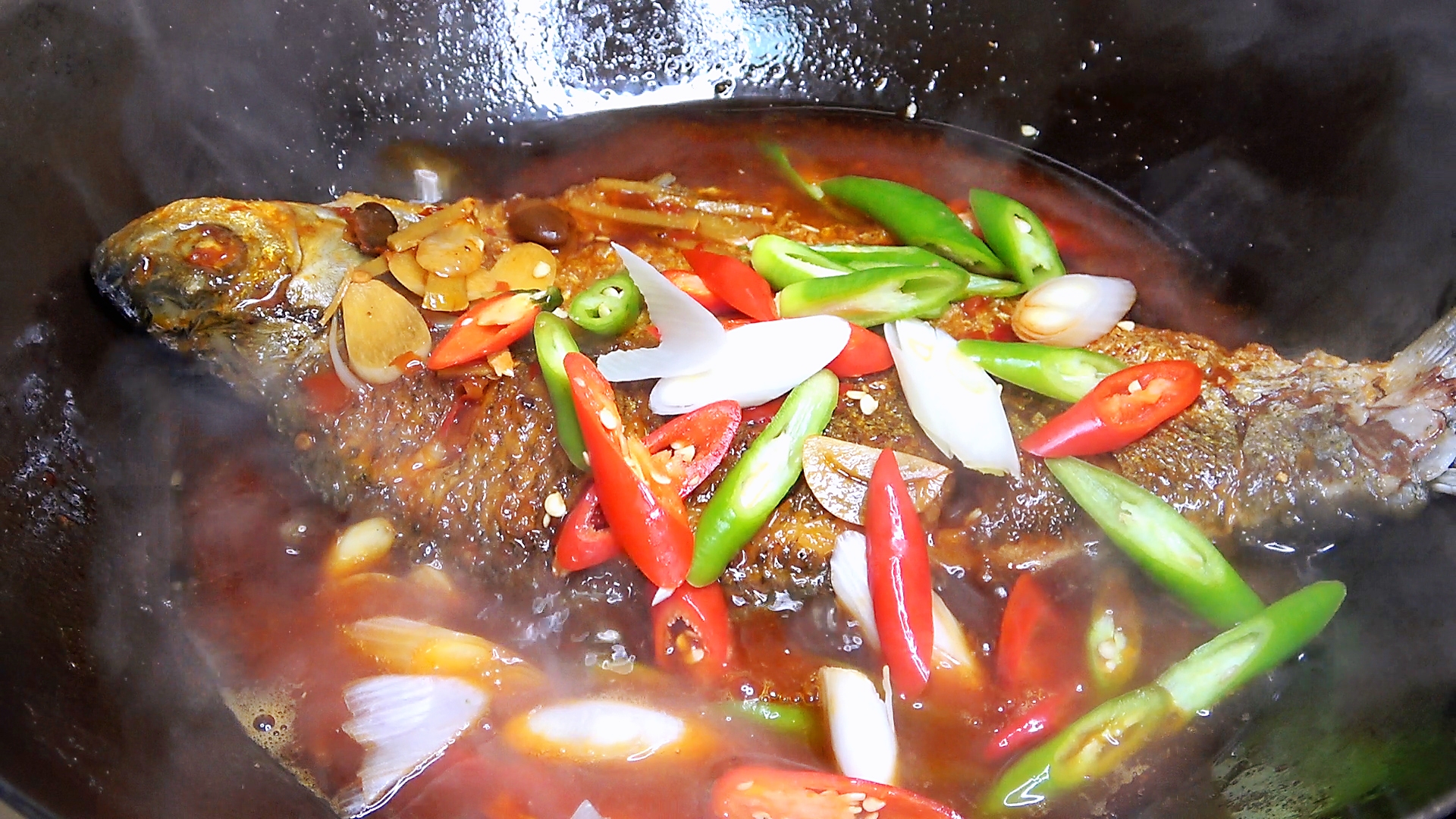 煎魚時，不要撒鹽和用薑抹鍋底，大廚教你一招，煎魚不粘鍋不破皮