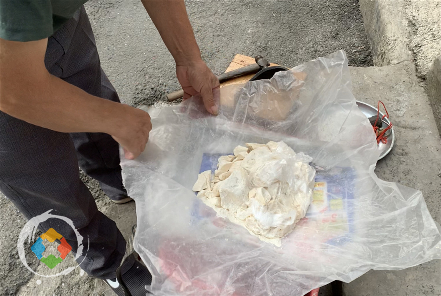 重庆路边摊为何消失？小贩不讲诚信，6块钱的麻糖都缺斤少两