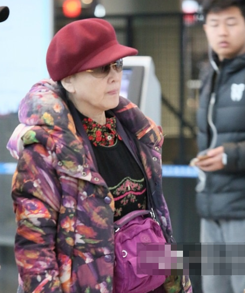 李谷一与朱龙广罕同框！穿紧身裙无一丝赘肉，