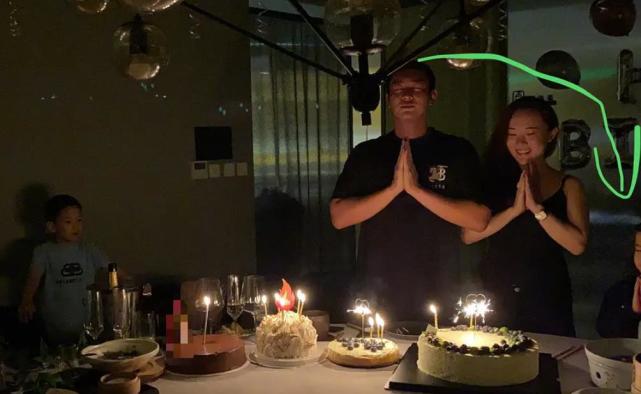杜江一家游玩被偶遇，霍思燕手牵神秘小女孩，嗯哼抱玩具不撒手