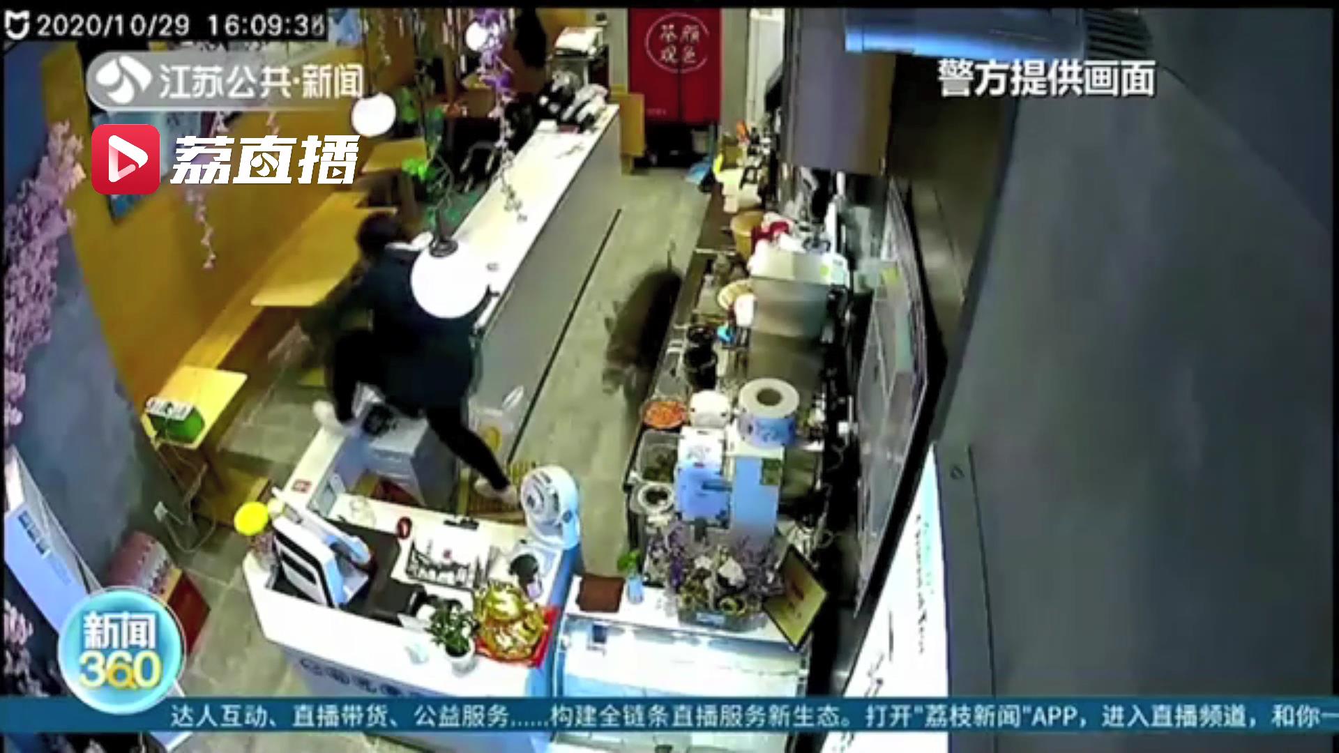 野猪闯进南京城区一奶茶店 警方四小时&ldquo;缉拿归案&rdquo;