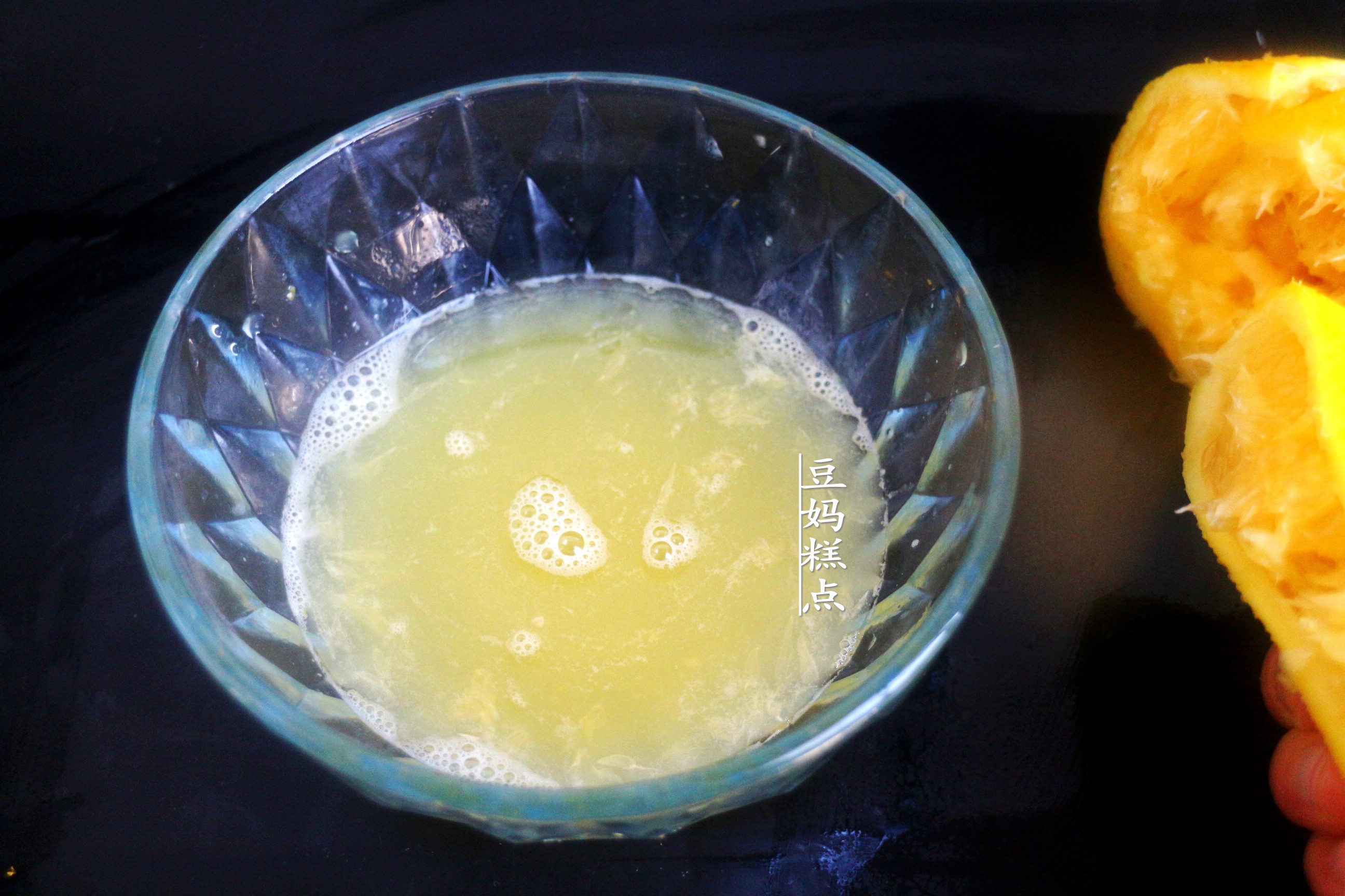 冬天，買2個橙子做蛋糕，口感柔軟清新，滿屋都是香氣