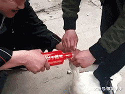 搞笑gif神评:鼻子都塌了吧,心疼伴娘一分钟