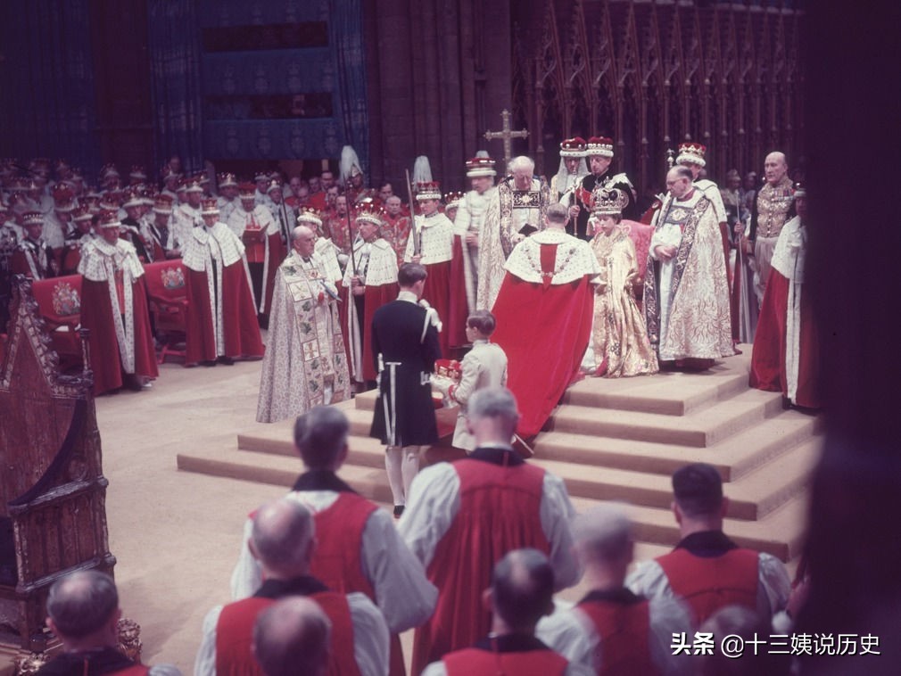 伊丽莎白二世加冕礼：女王吐槽王冠太重，连丈夫也要跪地宣誓效忠