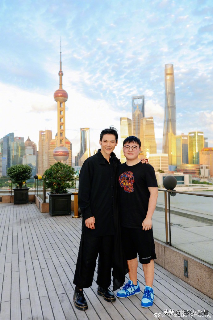 向佐生日与众星合影，晒合影思念隔离中的女儿，温馨生日愿望曝光