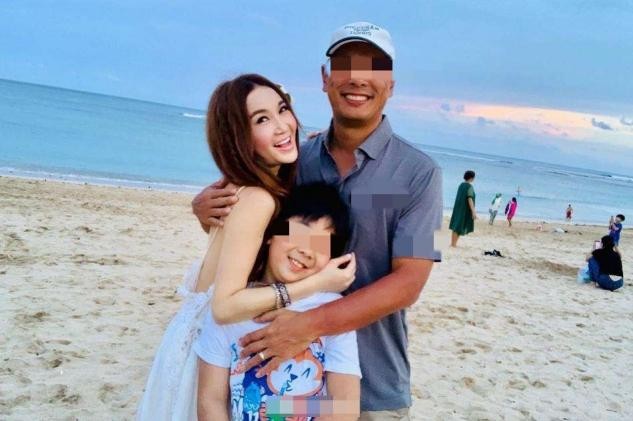 55岁温碧霞晒工作花絮，皮肤状态堪比少女，穿白西装又美又酷