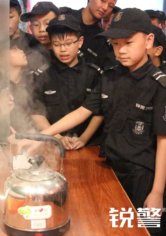 锐警少年警训夏令营：雏鹰新飞，温室小花蜕变之旅，成长的力量