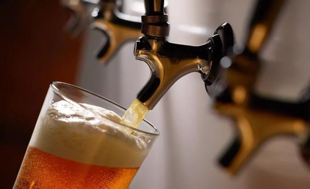 喝完啤酒後很快排尿的人與很長時間不排尿的人相比，身體有何不同